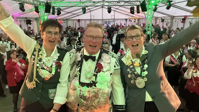 Damenkönigin Bianca Richters (li.) und König Arne Pauly mit Lebensgefährtin Maika Salzmann | Foto: Altklosteraner