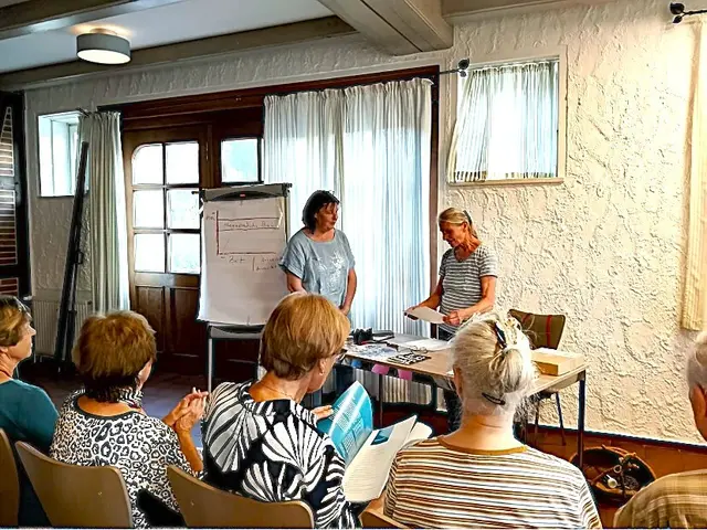 Gudrun Weiß (li.) vom Landfrauen-Vorstand mit Referentin und Apothekerin Heidi Sauer | Foto: Landfrauenverein Brackel-Hanstedt