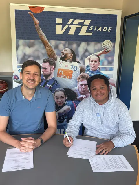 Justin Moradi (v.li.),  stellvertretendem Abteilungsleiter Basketball und Coach Pañares bei der Vertragsunterzeichnung  | Foto: VfL Stade