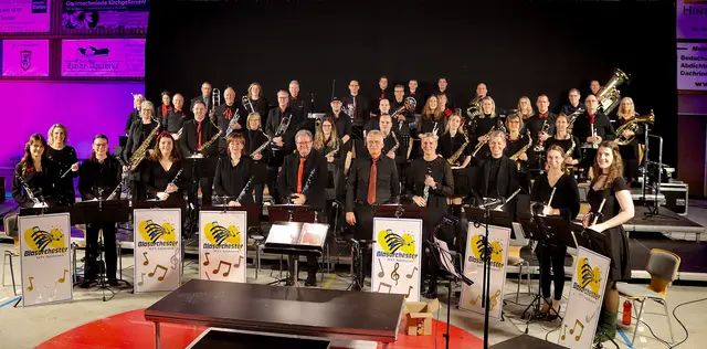 Freuen sich auf das Freiluft-Konzert: die Musiker des Blasorchesters MTV Salzhausen mit Dirigentin Raphaela Backhaus-Olbrich (2. v. li.) | Foto: Blasorchester MTV Salzhausen