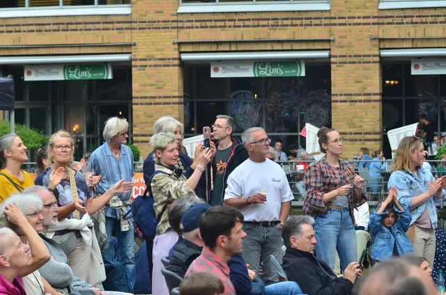 Der Platz vor der Bühne war erneut gut mit Publikum besucht | Foto: André Welle