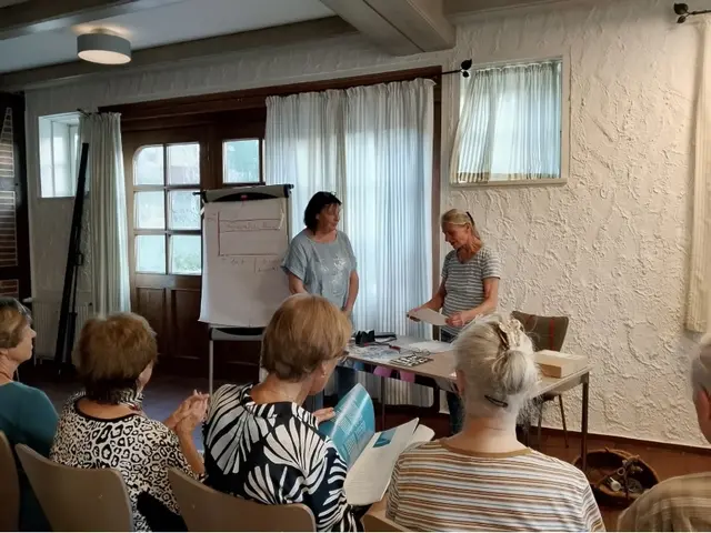 am Tisch von links: Gudrun Weiß, Frau Sauer