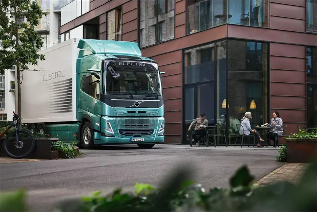  Aktuelle Schwerlast-Modelle elektrischer Lkw haben Reichweiten von bis zu 700 Kilometern und laden in rund 50 Minuten fast vollständig auf. Das verändert nicht nur den Stadtverkehr, sondern auch die Lieferketten dahinter | Foto: Volvo Trucks/txn