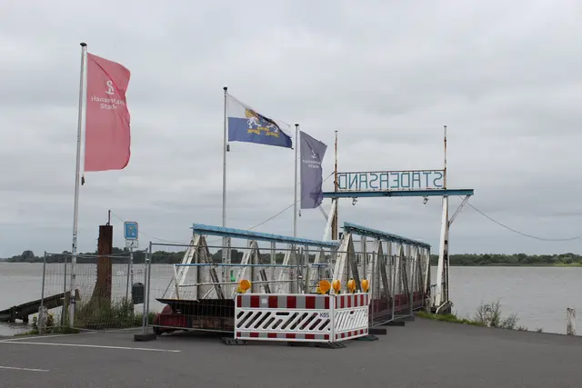 Der Steg zum Ponton befindet sich zurzeit an Land | Foto: sb
