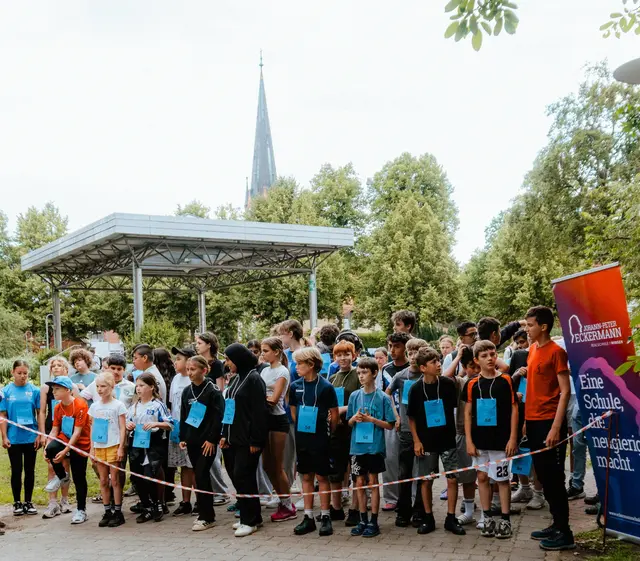 Die Realschüler vor dem Start zum Sponsorenlauf auf dem Winsener Schlossplatz | Foto: Neises