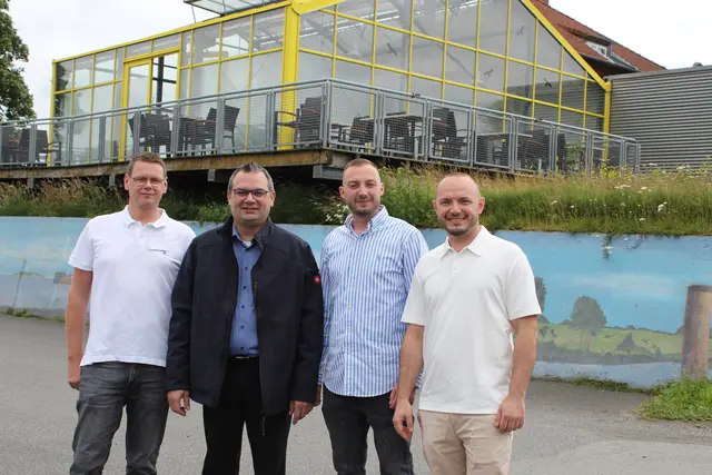 Timo Marx (v. li.) und Jan-Philipp Kappler von der Hansestadt Stade begrüßen die neuen Pächter Bajran und Ergys Palushi | Foto: sb