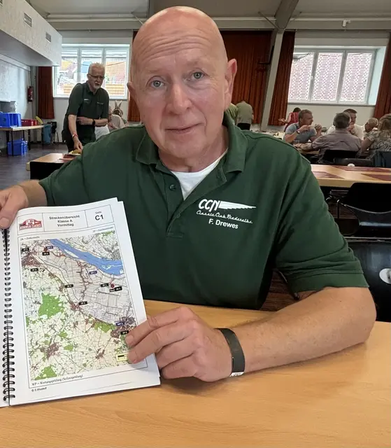 Frank Drewes, Pressesprecher der Niederelbe Classic e:V. gibt Einblicke in das Bordbuch, in dem die Strecken abgebildet sind: dieses ist ein Bordbuch der Klasse A | Foto: sts