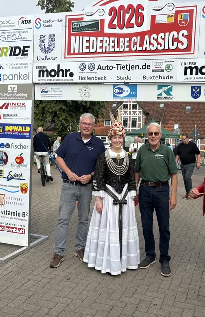 Matthias Riel, Bürgermeister der Gemeinde Jork, Altländer Blütenkönigin Anna Faby und Claus Bredehöft, erster Vorsitzender des Classic Club Niederelbe e.V. im ADAC und Organisator der Niederelbe Classics | Foto: sts