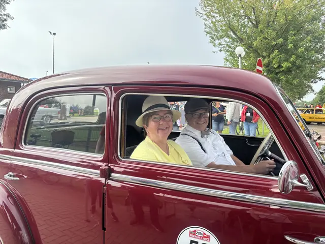Monika Roesberg (v.li.) und Michael Roesberg in ihrem Mercedes 170 S von 1952 | Foto: sts