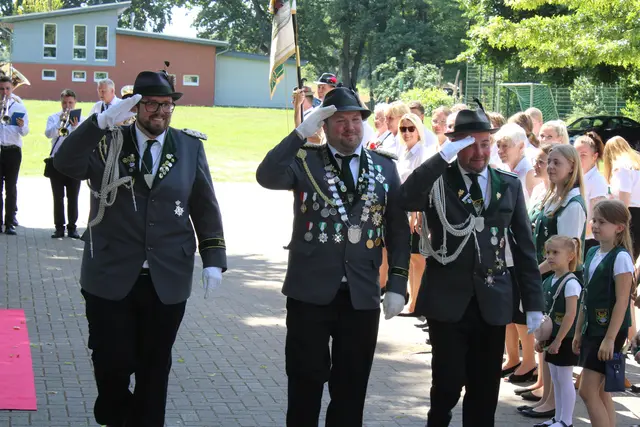 König Florian Gössel (Mi.) sowie seine Adjutanten Jan Klockmann (li.) und Sven Legge schreiten nach der Proklamation die Front ab | Foto: ce