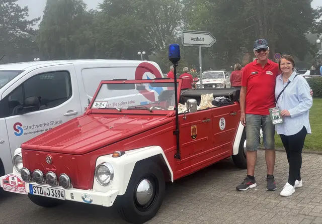 Jürgen vom Versorgungsteam 7´(v.li.) und Marina vom Organisationsteam der Niederelbe Classics | Foto: sts