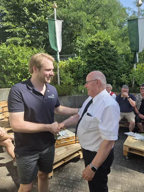 Oliver Weiß (li.) erhielt die Gratulation nach seinem Erfolg | Foto: André Welle