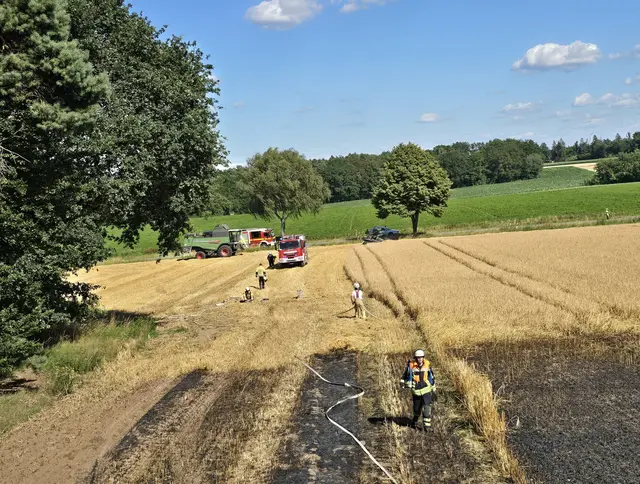 Die Feuerwehren hatte das Feuer bald im Griff. Der Einsatz mit Naschlöscharbeiten dauert eineinhalb Stunden | Foto: Pressestelle Feuerwehr Seevetal