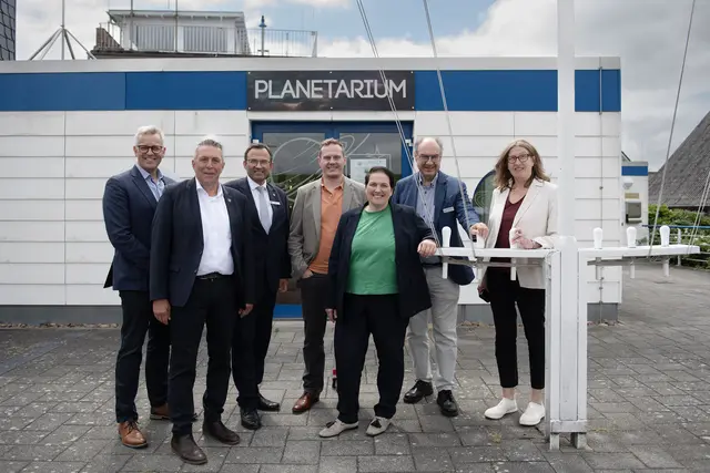 Horneburgs Samtgemeinde Bürgermeister Knut Willenbockel (v.li), Lühe Samtgemeindebürgermeister Timo Gerke, Erster Kreisrat Torsten Heinze,  Dr. Sebastian Ipach, Geschäftsführer der Arge Maritime Landschaft Unterelbe, Europaministerin Melanie Walter, Dr. Georg Hetzendorf, Dozent,  Landesbeauftragte ArL-Lüneburg Karin Beckmann | Foto: StK/Michael Löwa