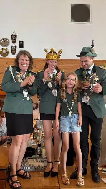 Würdenträger 2025/2026 nach dem Ehrentanz (v. li.): Königin Alke Wolff, Jungschützenkönigin Nele Ratzke, Kinderkönigin Milena Borchers, König Timo Horwege | Foto: Schützenverein