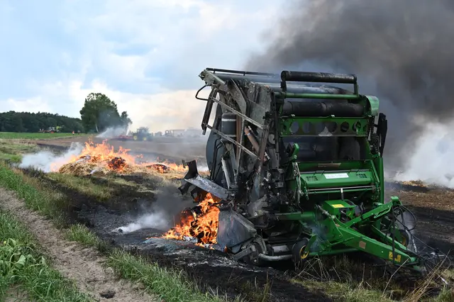 Das landwirtschaftliche Erntegerät stand in Flammen | Foto: FFW Landkreis Harburg