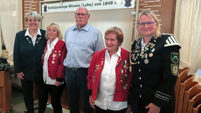 Ehrungen vom Kreisverband Nordheide &amp; Elbmarsch (v. l.): Britta Gellers, Gaby Kasteinke, Werner Jankowski, Renate Holenbeck und Nicole Bade | Foto: Helga Westermann