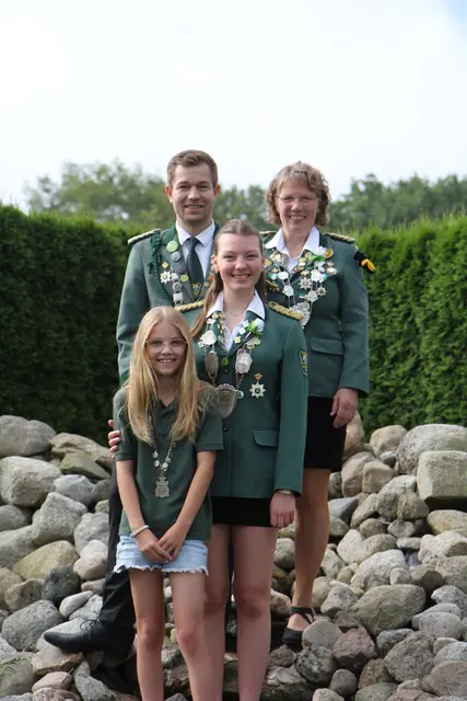 König Timo Horwege und Königin Alke Wolff mit Kinderkönigin Milena Borchers (vorne) und Jungschützenkönigin Nele Ratzke | Foto: Schützenverein