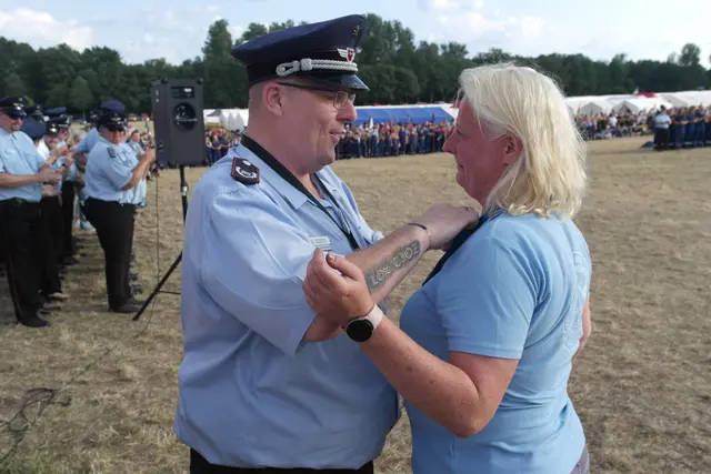 Katja Horend erhielt vom stellv. Kreisjugendfeuerwehrwart Sebastian Beecken die neue Auszeichnung "Helfende Hand" | Foto: KJF LK Harburg