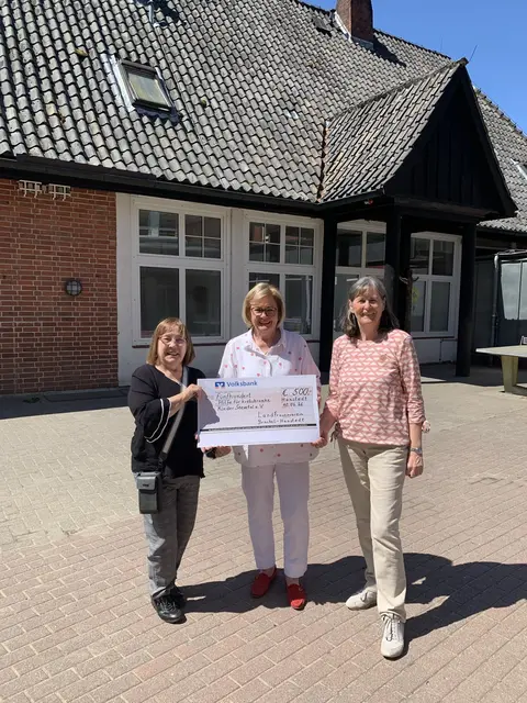Brigitte Peters (v. li.) , Anette Kosakowski, Birgit Becker | Foto: Hilfe für krebskranke Kinder Seevetal e.V.
