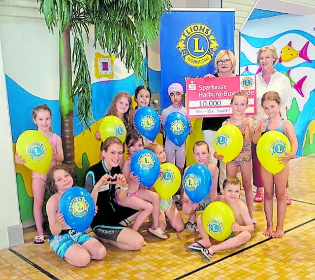 Kinder aus dem Schwimmkurs in der Schwimmhalle 'Bäderland Süderelbe' mit Schwimmlehrerin Juliane Eisele (vordere Reihe, 2. v. li.), Gabriela Behrens-Bröker (hintere Reihe, 2. v. re.) und daneben Irmgard Fries (beide LC Buchholzer Löwen)
 | Foto: Yes - we swim