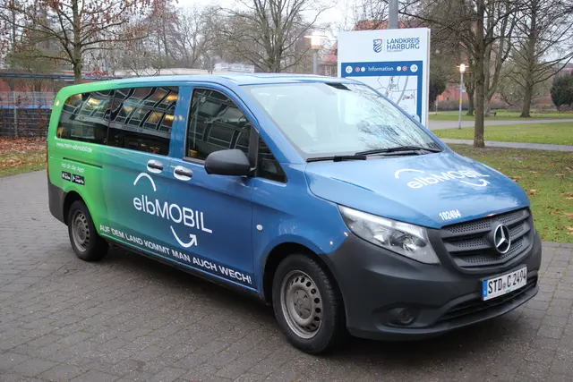 Mehr Verbindungen für die Elbmarsch: Das elbMOBIL fährt jetzt auch nach Artlenburg und Lüdershausen in den Landkreis Lüneburg.  | Foto: Landkreis Harburg