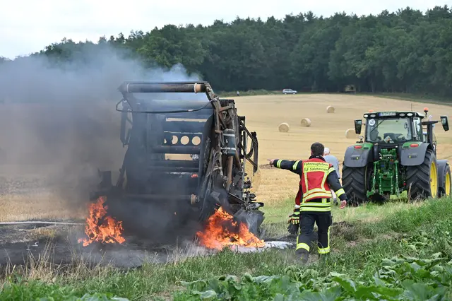 Die brennenden Reifen sorgen für entsprechende Rauchentwicklung | Foto: FFW Landkreis Harburg