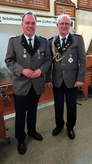 Beförderung: Oberleutnant Bürgermeister André Wiese und 1. Vorsitzender Olaf von Appen | Foto: Helga Westermann