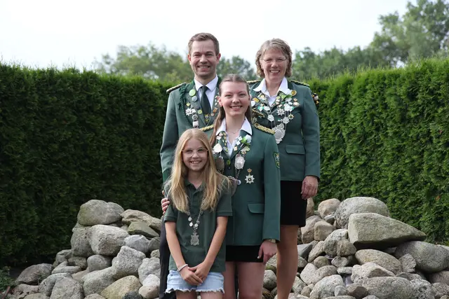 König Timo Horwege und Königin Alke Wolff mit Kinderkönigin Milena Borchers (vorne) und Jungschützenkönigin Nele Ratzke | Foto: Schützenverein