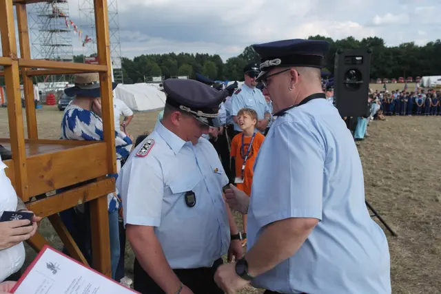 Jan Hendrik Rau (li.) wurde vom stellv. Kreisjugendfeuerwehrwart Sebastian Beecken die Florianmedaille der Niedersächsischen Kinder- und Jugendfeuerwehr verliehen | Foto: KJF LK Harburg