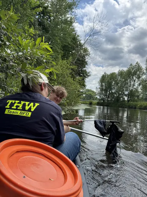 Sieben Bufdis des THW säuberten rund 22 Kilometer Uferbereiche der Ilmenau | Foto: Maximilian Wunsch