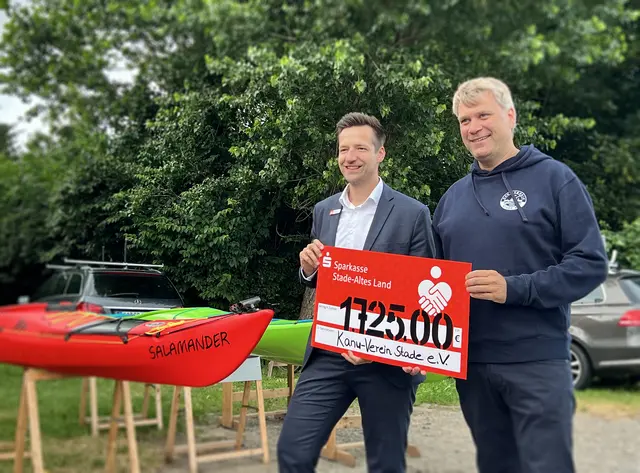 Manuel Bossemeyer von der Sparkasse Stade-Altes Land übergibt den Spendenscheck an den Vorsitzenden des Kanu-Vereins, Axel Engeldrum | Foto: Kanu-Verein