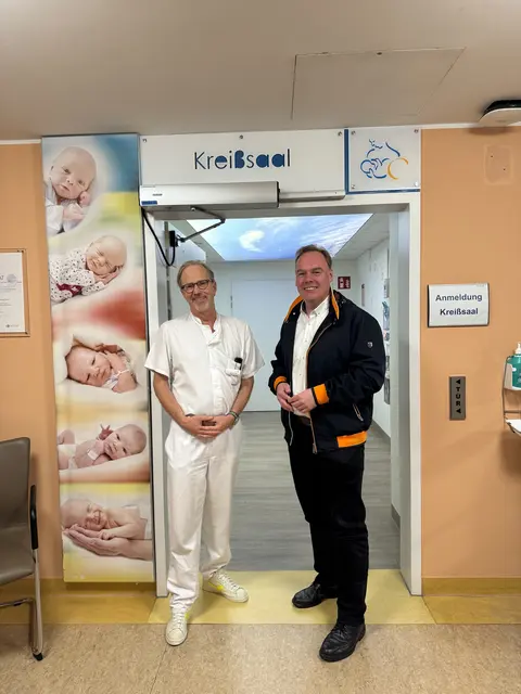 Dr. Johannes Klemm begrüßte Bürgermeister André Wiese auf der Geburtsstation im Krankenhaus Winsen | Foto: Stadt Winsen