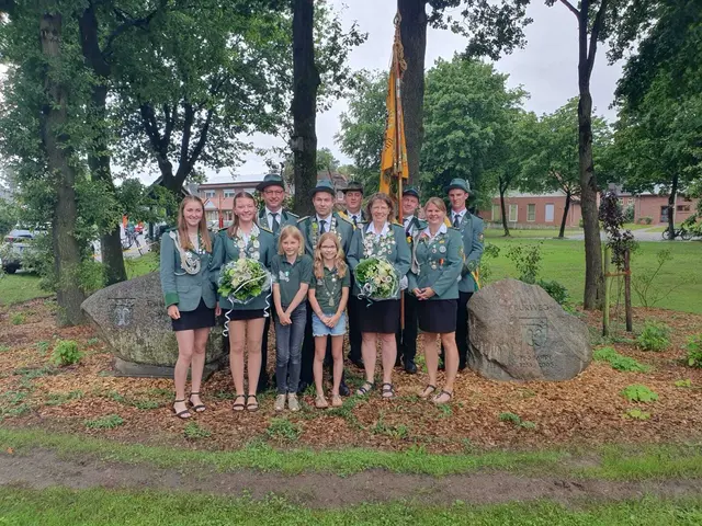 Gruppenfoto aller Würdenträger mit Fahnenabordnung nach der Proklamation | Foto: Schützenverein