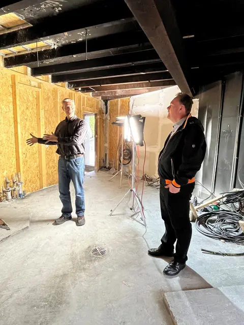 Oliver Gert (li.) von der Stadt Winsen zeigt Bürgermeister André Wiese den inzwi�schen entkernten Technikraum des Naturbades, in dem der Brand ausgebrochen war | Foto: Stadt Winsen