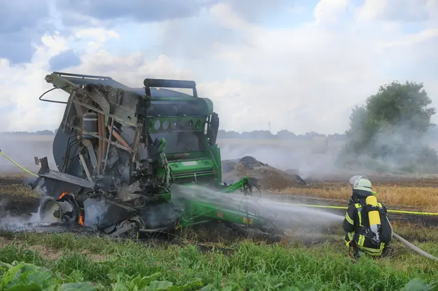 Die Flammen am Erntegerät wurden von der Feuerwehr gelöscht | Foto: FFW Landkreis Harburg