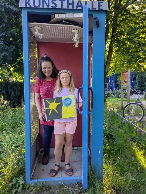 Maike Petershagen, Lehrerin des Forderkurses "Thema Farbe" und Leiterin des Projektes "Kunsthalle", mit Schülerin Nele Weise mit einem ihrer Bilder aus dem Kurs | Foto: Petershagen