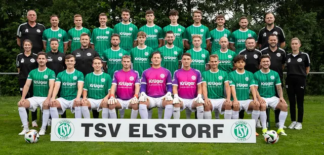 Das Team des TSV Elstorf ist in die Landesliga gekommen, um zu bleiben, mit (obere Reihe, v.li.) Pantelis Georgiou (TW-Trainer), Dustin Jahn, Claas Meier, Oliver Rohrer, Fynn Linzer, Jonah Genterczewsky, Michel Ben Claassen, Cedric Rathje, Paul Lochner, Philipp Wolfram, Peer Krüger (Sponsor Krüger Fußbodenbau) sowie (Mittlere Reihe v. l.): Melanie Fritz (Physiotherapeutin), Chris Bothe (Co-Trainer), Michel Welke (Trainer), Christopher Schulze, Liam Neuenstadt, Timo von Reith, Finn Wendler, Melvin Krolikowski, Jonas Lancker (Co-Teammanager), Nils Gosebeck (Teammanager), Lisa Reichling (Betreuerin) und (vorne v.li): Björn Jarmer, Till Müsing, Dave Stoffers, Luca Pauls, Dennis Bock, Pascal Wölk, Jean-Michel Lemke, Elyas Khalil Raouafi, Sam Siewert. Es fehlen: Luca Dosse, Klaas Krüger, Timo Pfaffenroth | Foto: TSV Elstorf