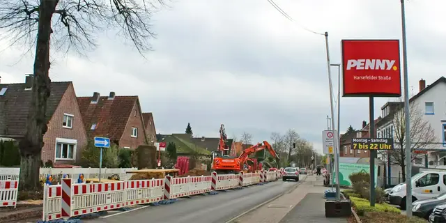 Bisher floss der Verkehr an der Harsefelder Straße stadtauswärts. Jetzt ist der Bereich bis Ende Juli voll gesperrt | Foto: sb