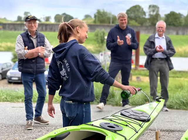 Die Bootstaufe erfolgt ganz traditionell mit Sekt | Foto: Kanu-Verein