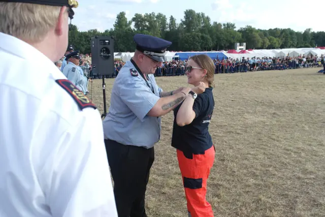 Stellv. Kreisjugendfeuerwehrwart Sebastian Beecken verlieh Dorothee Kröger das Ehrenzeichen der Niedersächsischen Kinder- und Jugendfeuerwehr | Foto: KJF LK Harburg