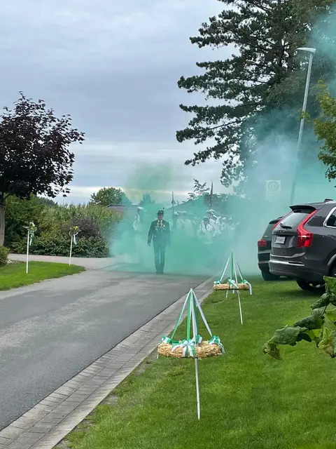 Aufmarsch bei der Königin. Grüne Rauchschwaden erzeugten ein mystisches Bild | Foto: Schützenverein