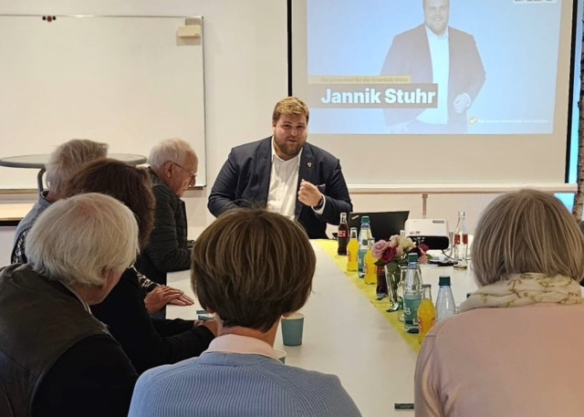 Bürgermeisterkandidat Jannik Stuhr im Gespräch mit Steller Bürgern | Foto: CDU Stelle