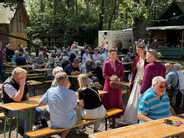  Im Rahmen des Frühschoppens 2025 weihte die Heidekönigin gemeinsam mit dem Neuenkirchener Kartoffelkönig das Spülmobil „Lütten Hein“ ein | Foto: Heimatbund Schneverdingen