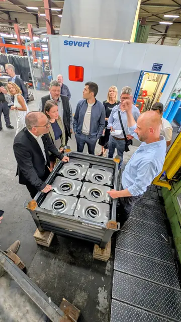 Firmenchef Hilko Ruhr (re.) erläutert, wie diese Bauteile mit 650 Tonnen Pressdruck gefertigt werden | Foto: jd