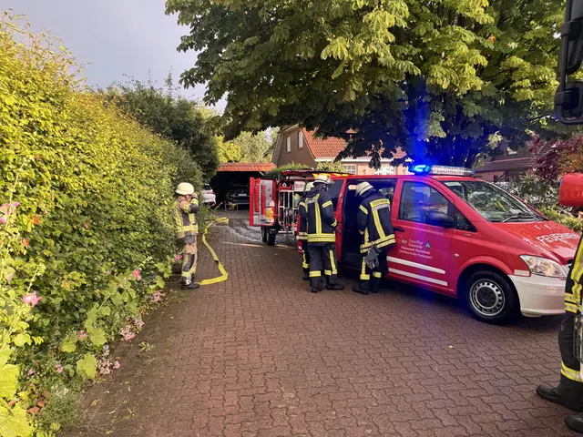 Die Ortsfeuerwehr Hedendorf im Einsatz an einem Einfamilienhaus – hier
wurde ein infolge des Starkregens vollgelaufener Keller ausgepumpt | Foto: T. Esch/ Feuerwehr Buxtehude