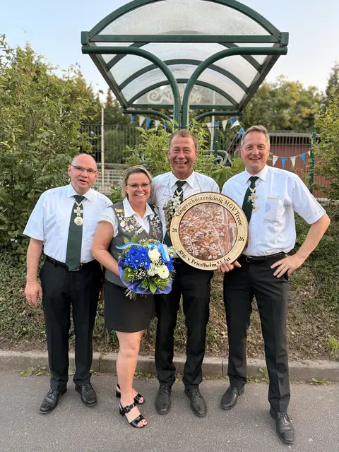 Der neue Schützenkönig Wilfried Lühmann mit seiner Frau Antje und seinen Adjutanten Ralf Meyer (li.) und Olaf Burfeind (re.). Sein weiterer Adjutant Swen Rieck ist nicht mit auf dem Foto.  | Foto: MGV Treue