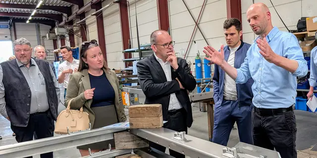 Firmenchef Hilko Ruhr (v. re.) und Sören Richter vom Unternehmen "Umformtechnik Stade" führen den niedersächsischen Wirtschaftminister Grant Hendrik Tonne und die örtliche SPD-Landtagsabgeordnete Corinna Lange durch die Produktionshallen und erläutern die einzelnen Herstellungsverfahren  | Foto: jd