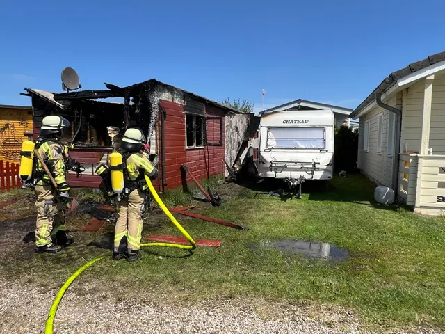 Das Mobilheim und der Wohnwagen sind beschädigt | Foto: Feuerwehr / Lutz Wreide