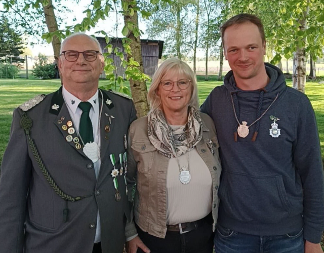 Die ersten neuen Würdenträger 2026, ermittelt Ende April (v. li.): Vogelkönig Rolf Funck, Königin der Königinnen Doris Tietje, König der Könige John Wilkens | Foto: Schützenverein